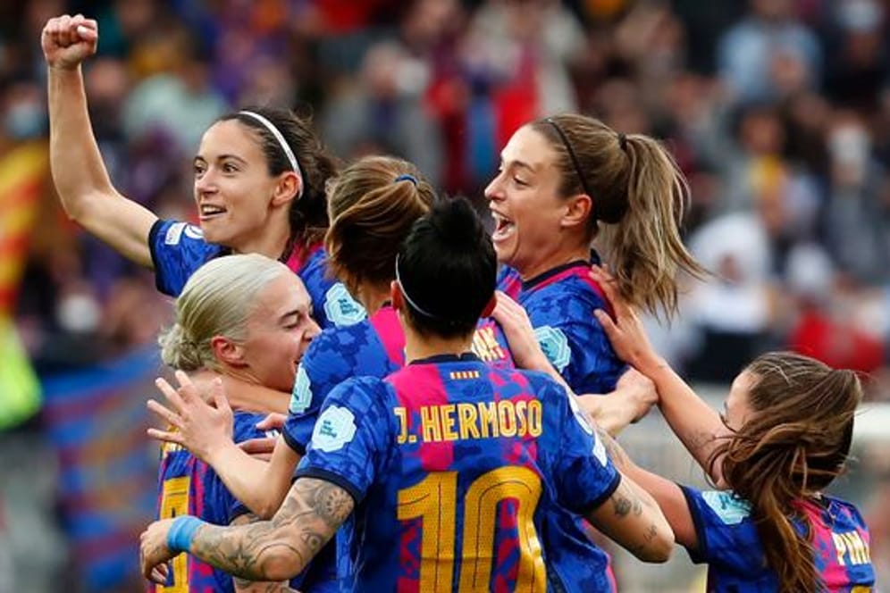 Die Spielerinnen vom FC Barcelona feiern ein Tor: Sie gewinnen im Camp Nou gegen Real Madrid.