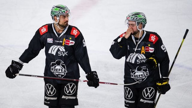 Krefeld steht vorzeitig als DEL-Absteiger fest: Lucas Lessio und Jeremy Bracco von den Pinguinen. Krefeld steht vorzeitig als DEL-Absteiger fest: Lucas Lessio und Jeremy Bracco von den Pinguinen.