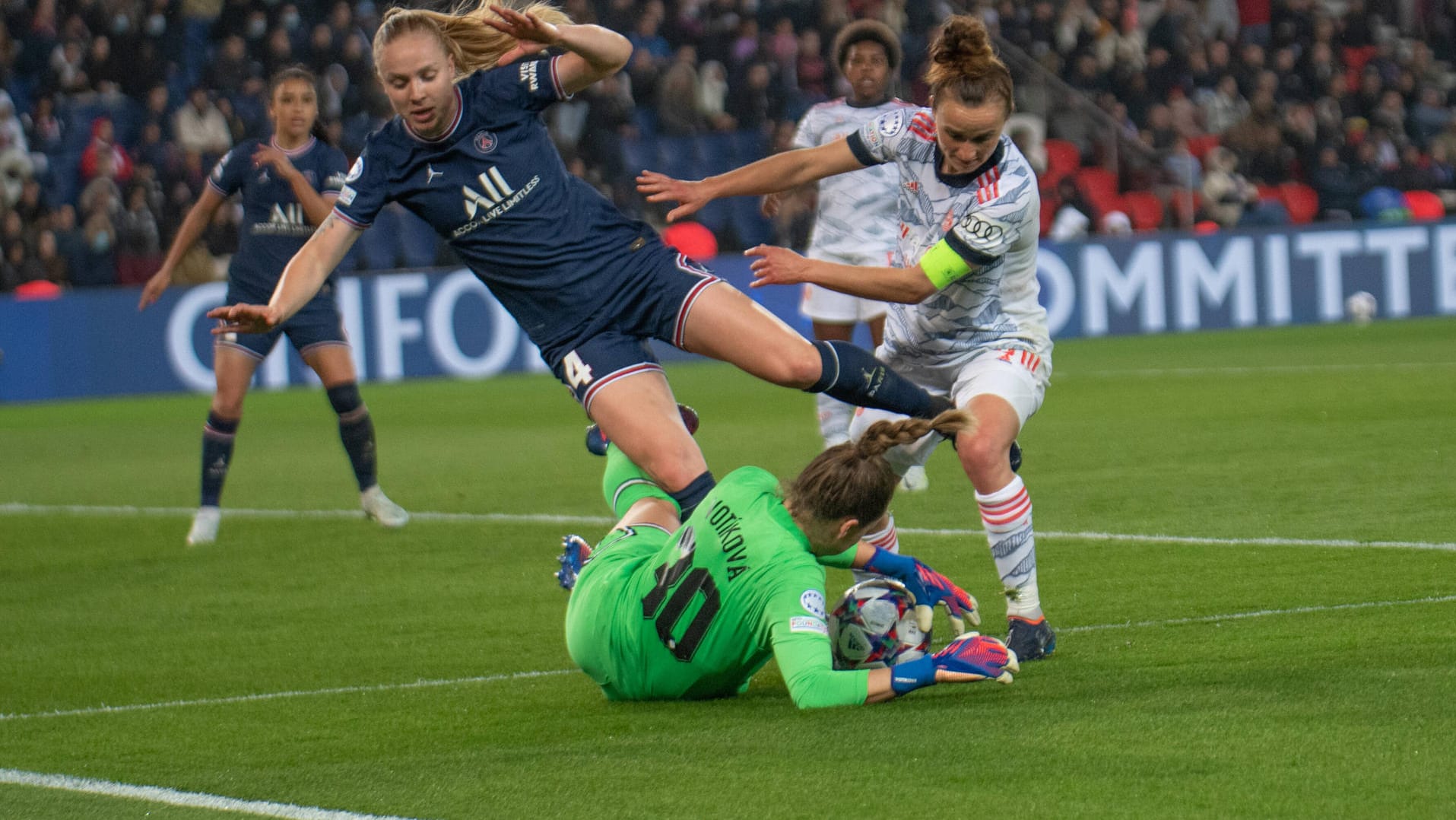 Kampf um den Ball zwischen PSG und dem FC Bayern.