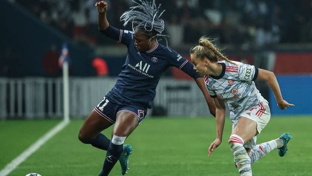 Kadidiatou Diani (l) von PSG und Giulia Gwinn von Bayern München in Aktion. Kadidiatou Diani (l) von PSG und Giulia Gwinn von Bayern München in Aktion.