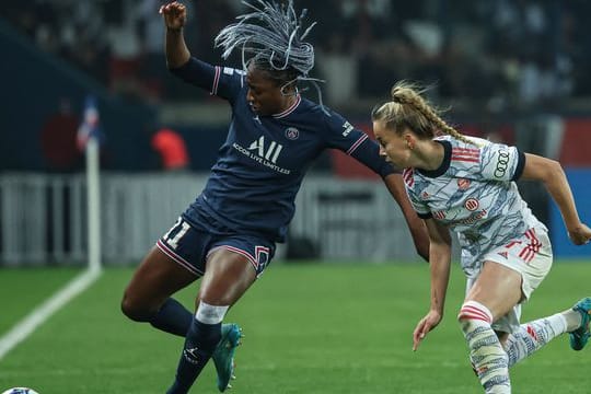 Kadidiatou Diani (l) von PSG und Giulia Gwinn von Bayern München in Aktion.