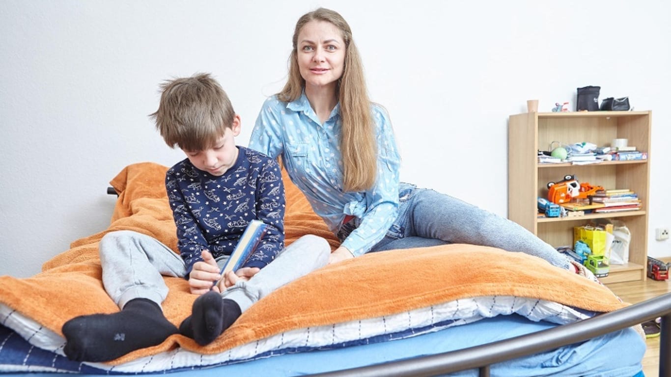 Maria Taratunskaja und ihr Sohn Andrej in ihrer neuen Wohnung in Leipzig.