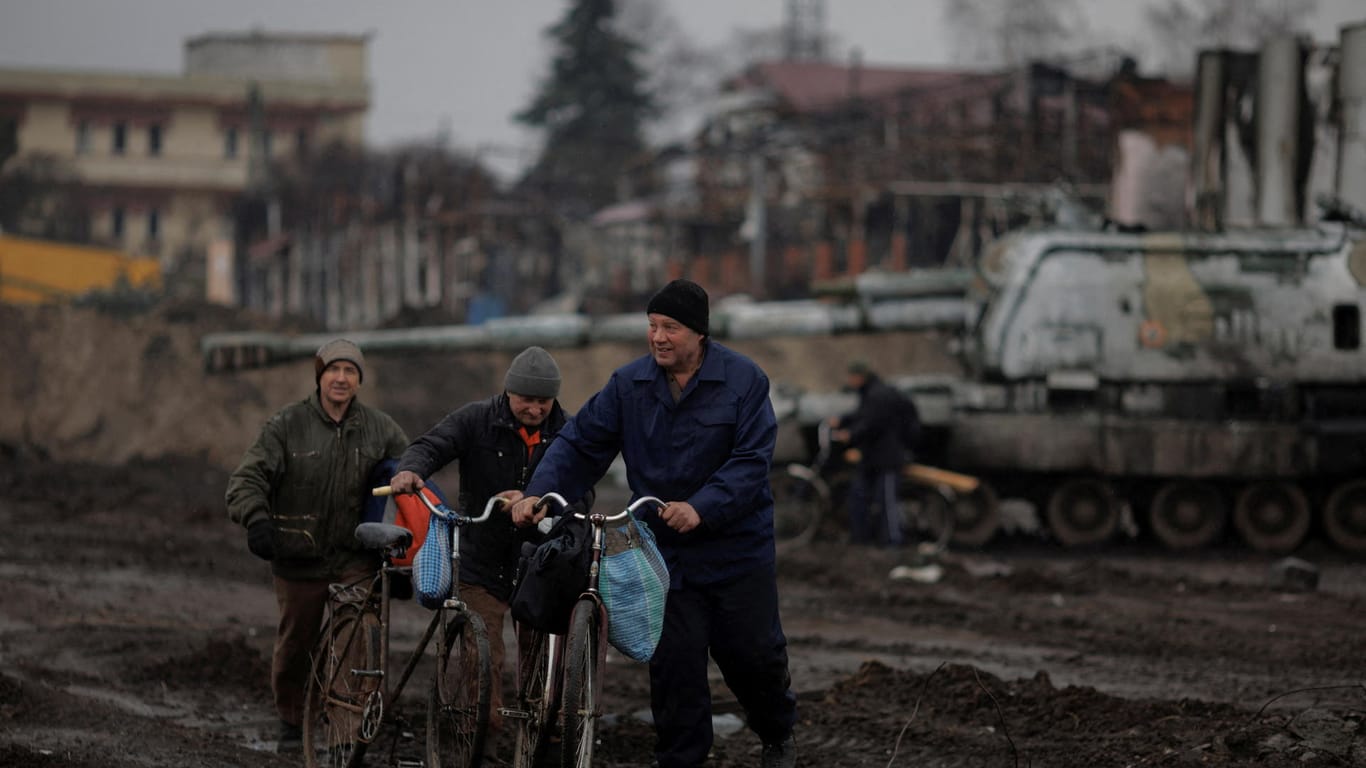 Menschen in der zerstörten Stadt Trostianets in der Nordukraine: Ziehen sich russische Truppen aus der Region zurück?