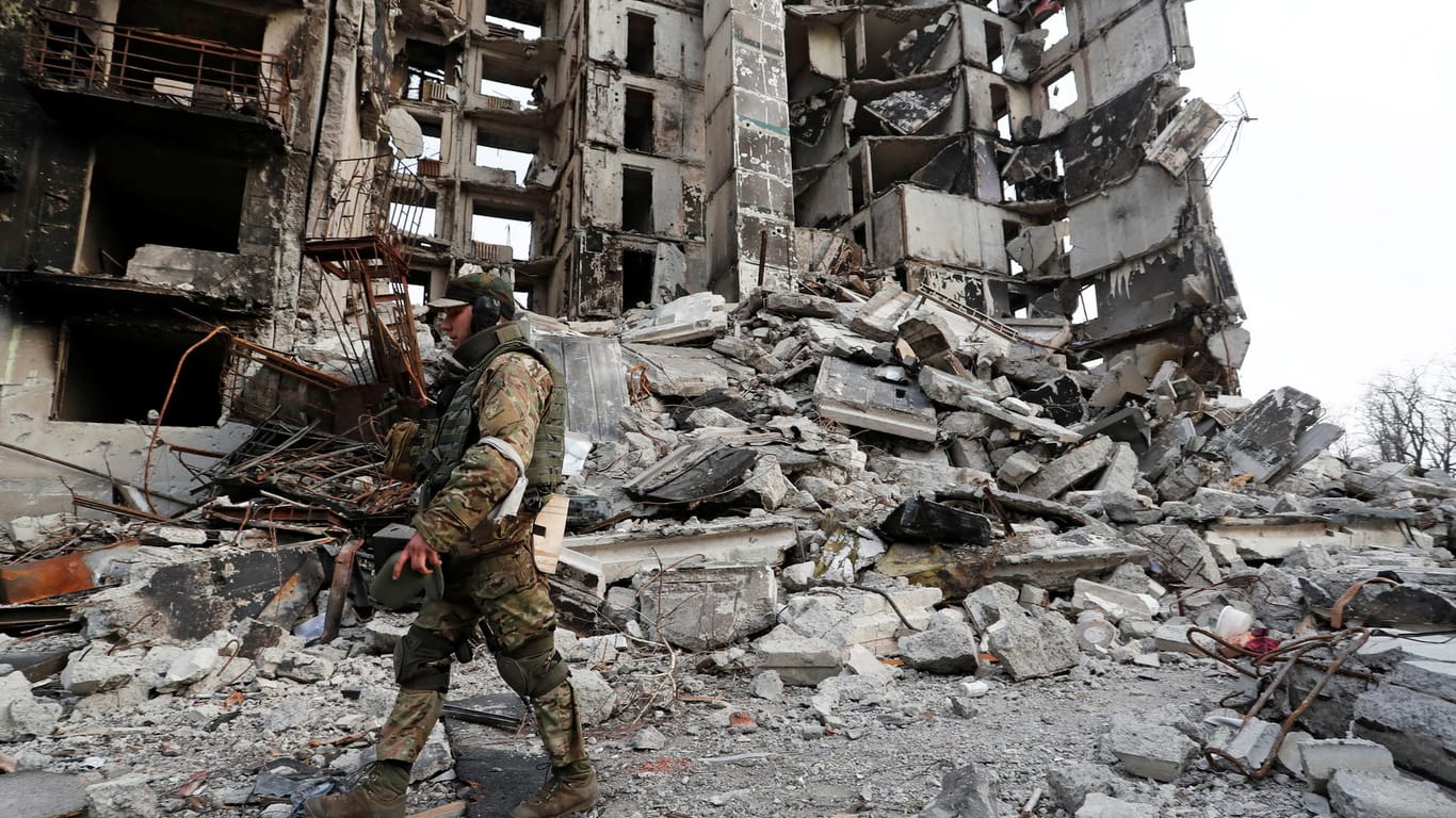 Ein pro-russischer Soldat vor einem zerstörten Gebäude in Mariupol: Die Lage in der Hafenstadt ist weiterhin prekär.