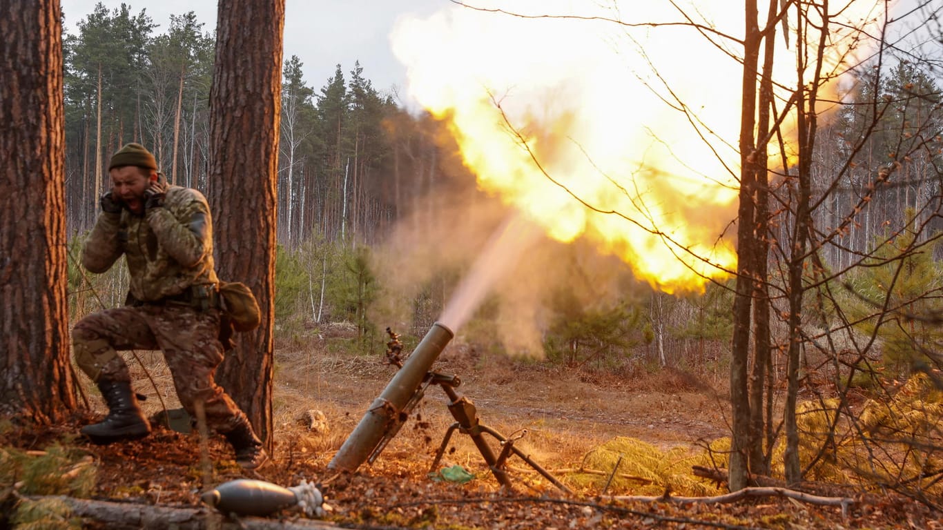 Eine ukrainischer Soldat feuert einen Granatwerfer in der Region nahe Kiew ab: Die Ukraine bereitet sich auf weitere Angriffe vor.
