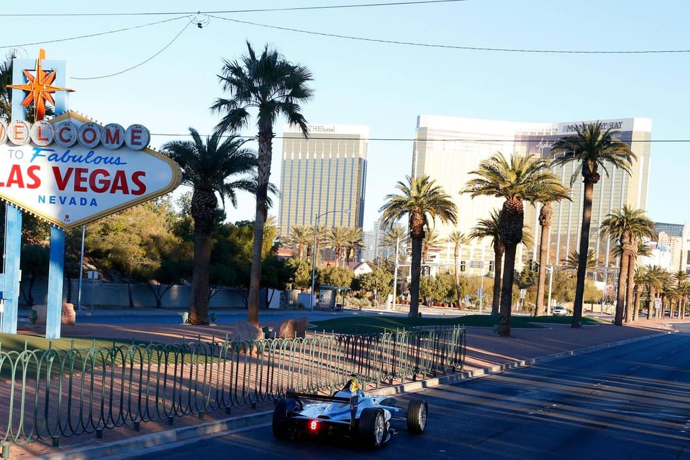 Ein Rennauto in Las Vegas (Archivbild): In der US-Metropole fährt ab 2023 die Formel 1.