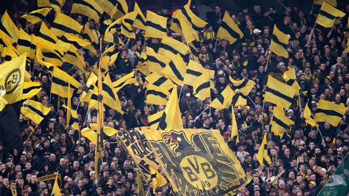 Dortmunds Fans auf der Tribüne im RheinEnergieStadion in Köln.