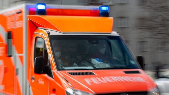 Ein Rettungswagen fährt zu einem Einsatz