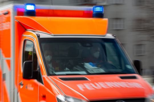 Ein Rettungswagen fährt zu einem Einsatz