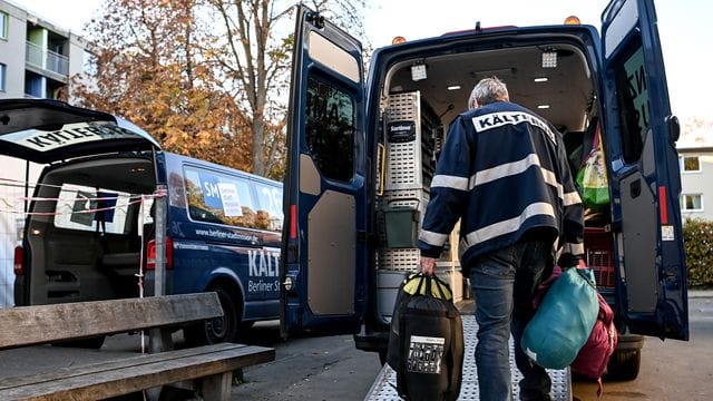 Fahrer Matthias Spreemann belädt den Kältebus mit Schlafsäcken und bereitet den Einsatz des Fahrzeuges vor (Archivbild): Berliner Stadtmission und DRK ziehen unterschiedliches Fazit nach Kältesaison.