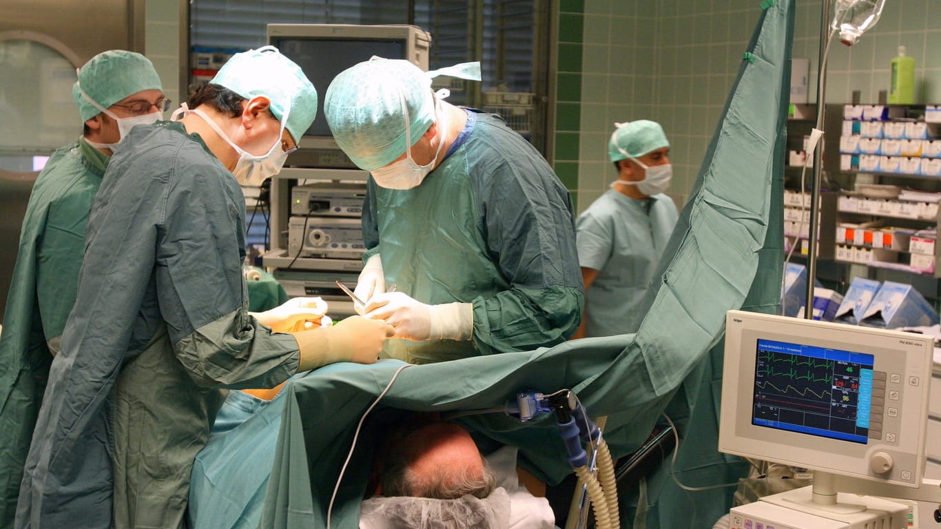 Chirurgen bei einer Operation (Symbolbild): Der Marburger Bund kritisiert schlechte Arbeitsbedingungen.