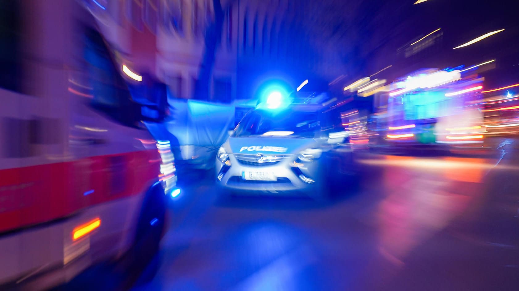 Rettungseinsatz in Berlin (Symbolbild): In der Nacht zu Donnerstag krachte es auf den Straßen der Hauptstadt reihenweise.