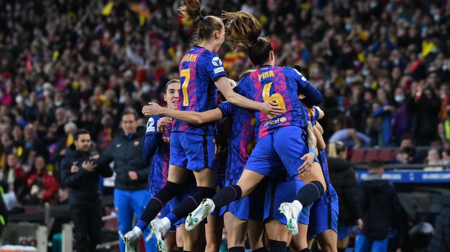 Jubel beim FC Barcelona: Die Frauen schlugen Real Madrid deutlich mit 5:2 – und das vor einer Rekordkulisse.