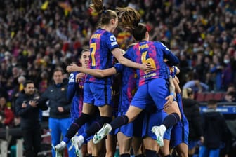 Jubel beim FC Barcelona: Die Frauen schlugen Real Madrid deutlich mit 5:2 – und das vor einer Rekordkulisse.