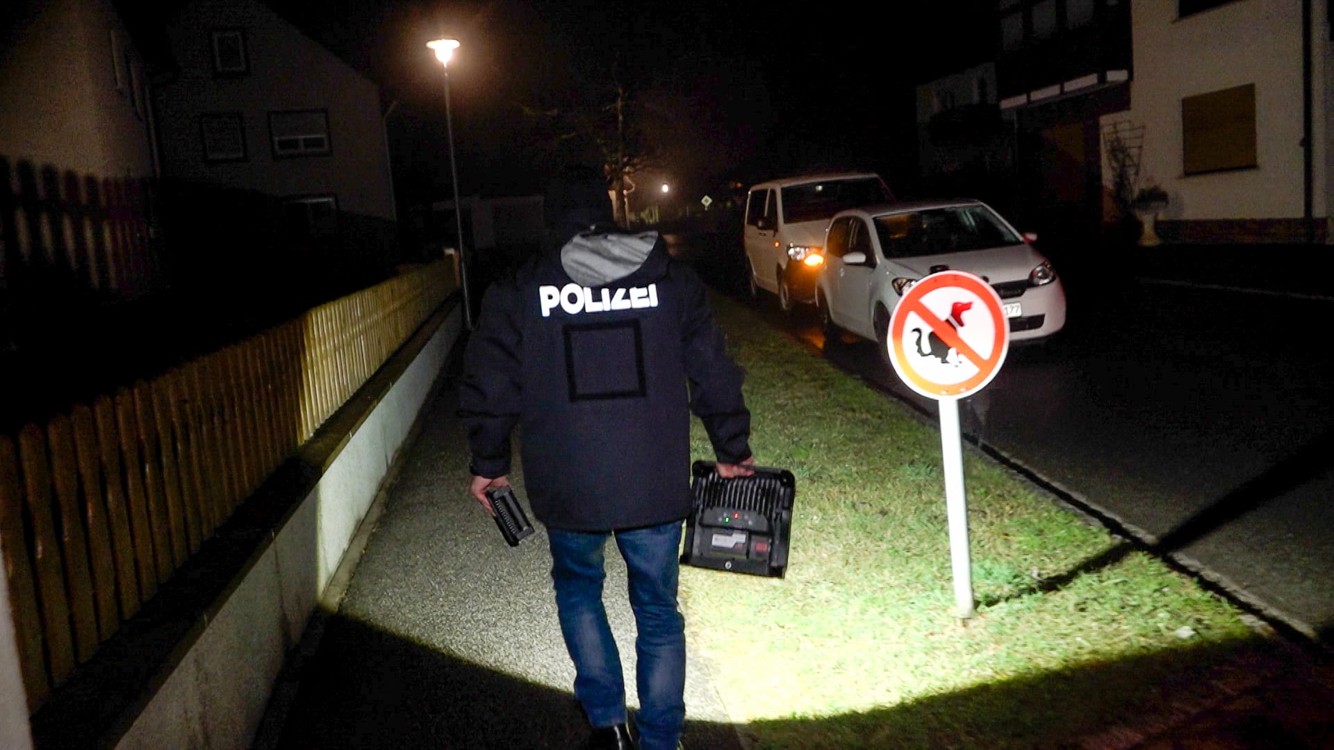 Ein Polizist leuchtet einen Gehweg aus, wo zuvor ein Beamter angefahren wurde: Die Fahndung nach dem Täter blieb zunächst erfolglos. Ein Polizist leuchtet einen Gehweg aus, wo zuvor ein Beamter angefahren wurde: Die Fahndung nach dem Täter blieb zunächst erfolglos.