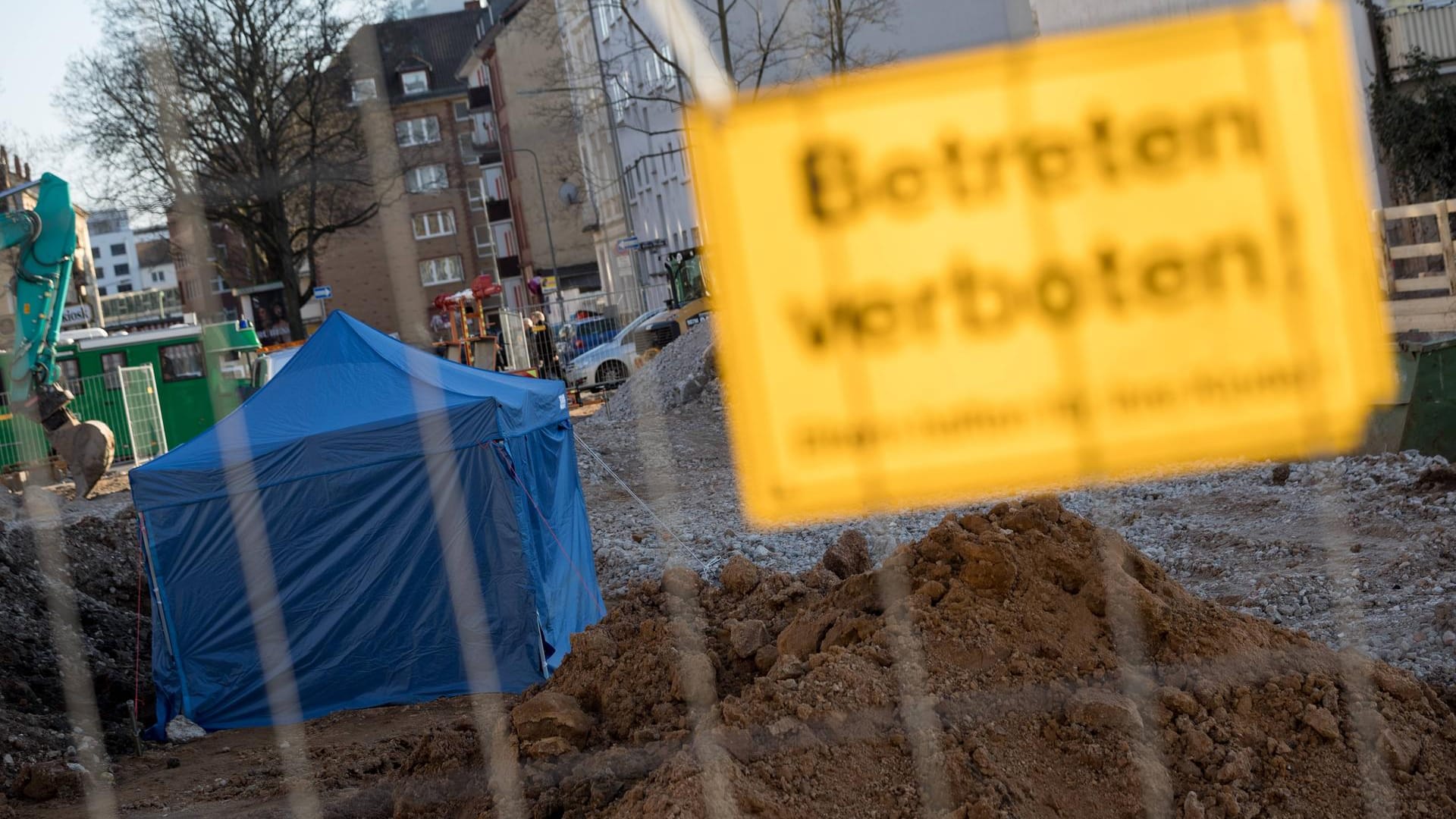 Blick auf eine Baustelle nach dem Fund einer Weltkriegsbombe (Archivbild): Vier Schulen und drei Kitas im Evakuierungsradius bleiben heute geschlossen.