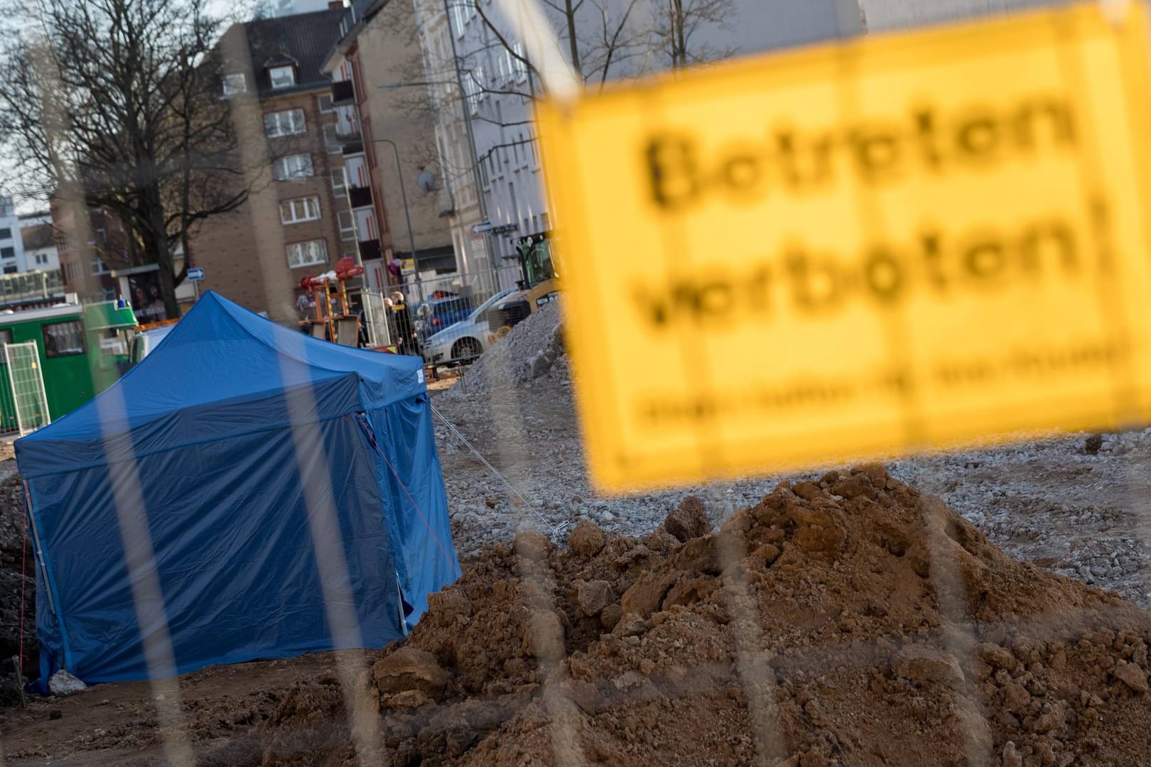 Blick auf eine Baustelle nach dem Fund einer Weltkriegsbombe (Archivbild): Vier Schulen und drei Kitas im Evakuierungsradius bleiben heute geschlossen.