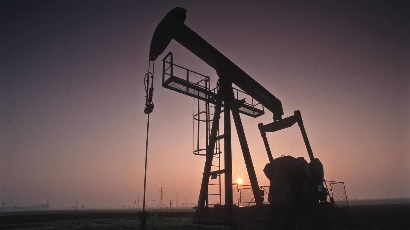 Ölpumpe im Sonnenuntergang (Symbolbild): Die USA geben einen Teil ihrer Ölreserven frei.