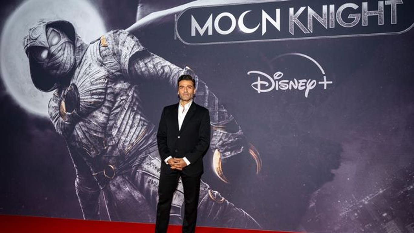 US-Schauspieler Oscar Isaac kommt zur Filmvorführung von "Moon Knight" ins Bode-Museum.