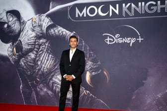 US-Schauspieler Oscar Isaac kommt zur Filmvorführung von "Moon Knight" ins Bode-Museum.