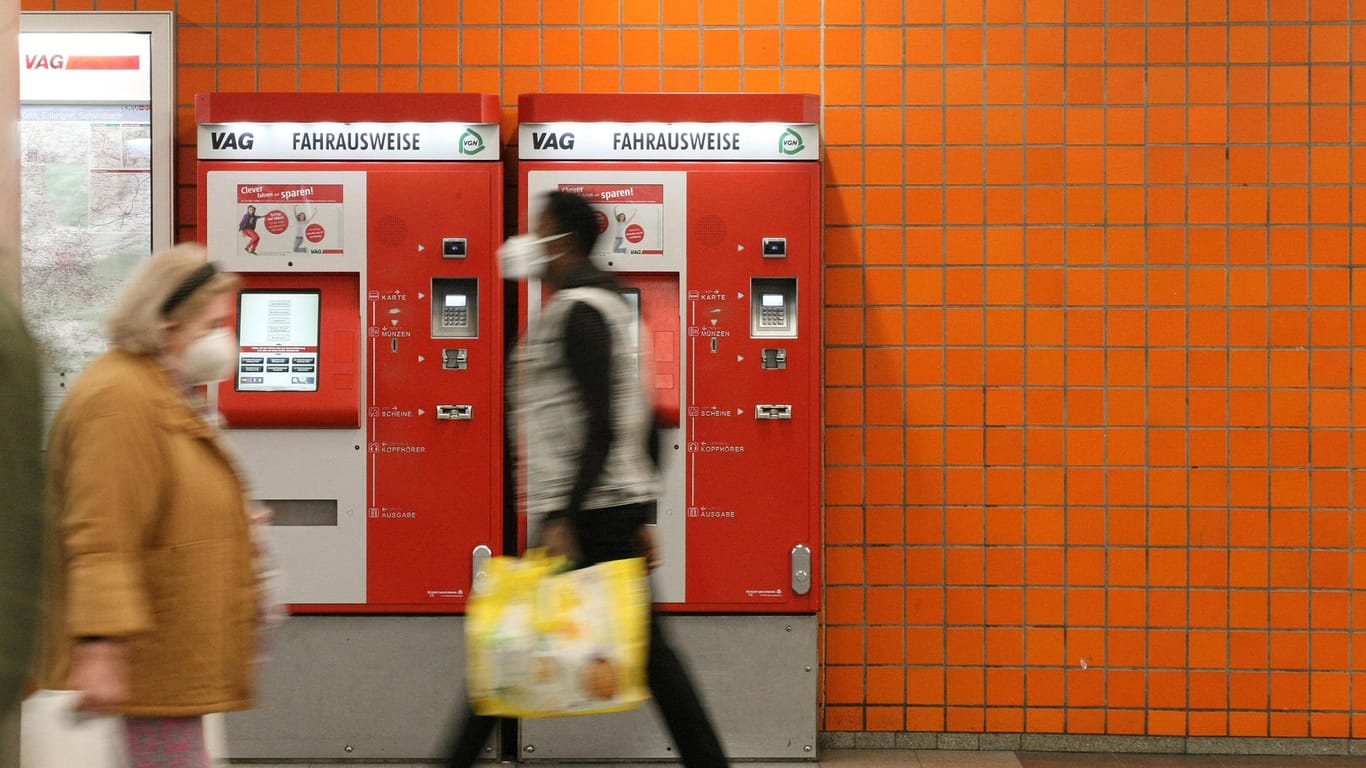 Ticketautomaten im Hauptbahnhof Nürnberg: Der Stadtrat hat am Mittwoch das Aus für das 365-Euro-Ticket bschlossen.