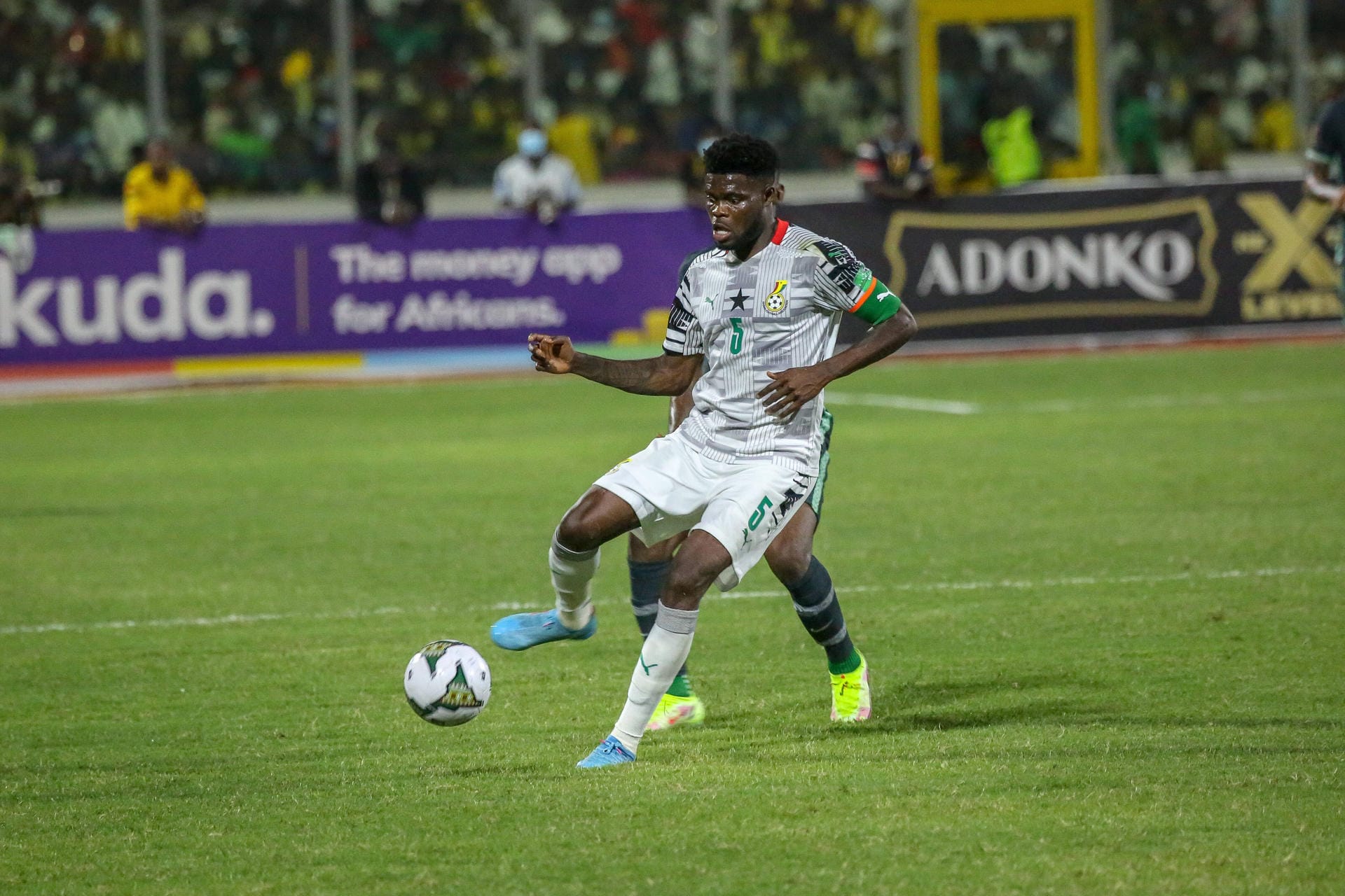 Ghana: Zum vierten Mal ist Ghana mit Arsenals Thomas Partey (Foto) bei der WM dabei. Dafür reichte dem viermaligen Afrikameister ein 1:1 gegen das favorisierte Nigeria im Playoff-Rückspiel. Das Hinspiel war 0:0 ausgegangen. Die Auswärtstorregel hatte in diesen Duellen anders als in den europäischen Klub-Wettbewerben noch Bestand.