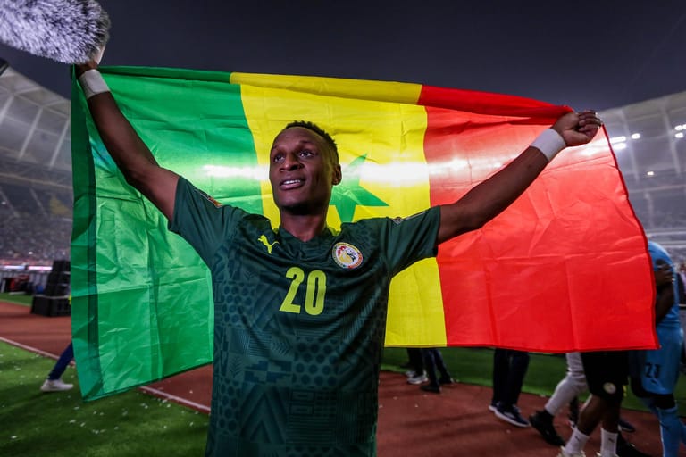 Sengal: Der Senegal (im Foto Bayern-Profi Bouna Sarr) setzte sich in den WM-Playoffs wie schon im Afrika-Cup-Finale im Elfmeterschießen gegen Ägypten durch, diesmal mit 3:1. Nach 120 Minuten hatte es 1:0 gestanden, das Hinspiel hatten die Ägypter mit Sturm-Superstar Mohamed Salah vom FC Liverpool ihrerseits 1:0 gewonnen. Das Elfmeterschießen wurde überschattet durch Laserpointer-Attacken der Fans, die die ägyptischen Spieler damit irritierten.