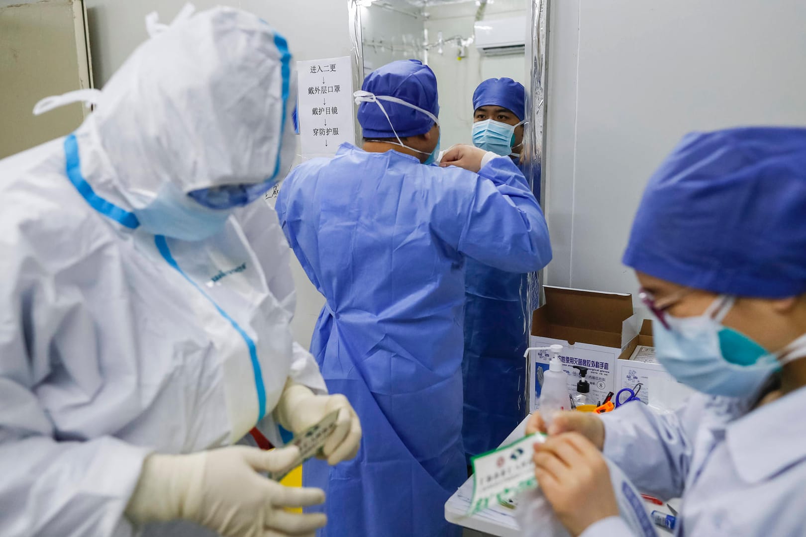 Krankenhaus-Personal bei der Arbeit (Archivbild): Die Einrichtungen sind Berichten zufolge überlastet.