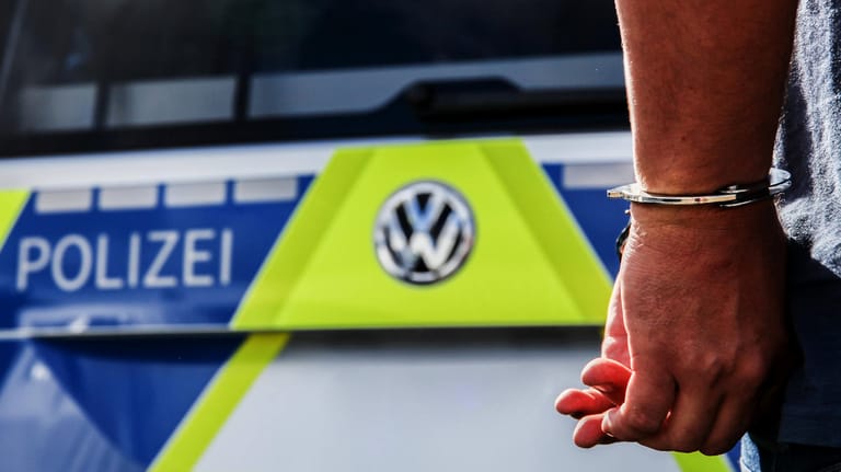 Person in Handschellen (Symbolfoto): Ein Anruf bei Angehörigen führte zu einer schnellen Verhaftung des mutmaßlichen Täters in Herne.