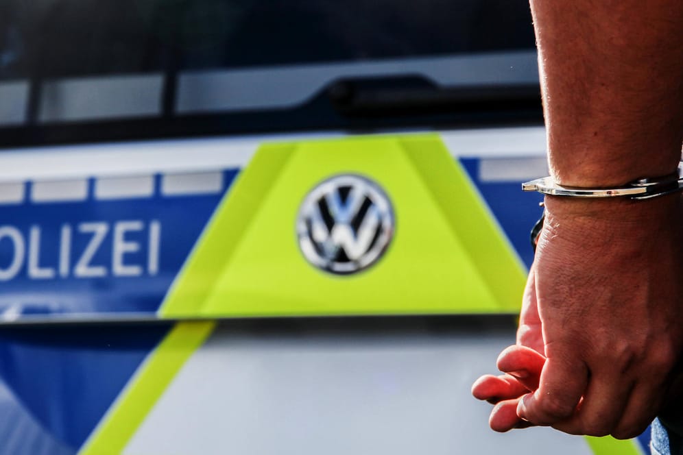 Person in Handschellen (Symbolfoto): Ein Anruf bei Angehörigen führte zu einer schnellen Verhaftung des mutmaßlichen Täters in Herne.