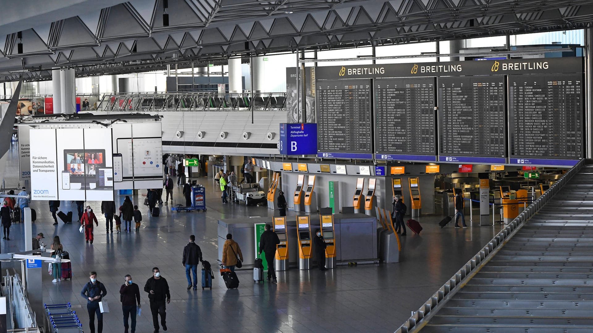 Blick auf Anzeigetafel in Halle B am Flughafen Frankfurt am Main (Archivbild): Eine mutmaßliche IS-Rückkehrerin ist am Frankfurter Flughafen festgenommen worden.