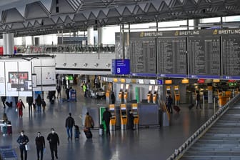 Blick auf Anzeigetafel in Halle B am Flughafen Frankfurt am Main (Archivbild): Eine mutmaßliche IS-Rückkehrerin ist am Frankfurter Flughafen festgenommen worden.