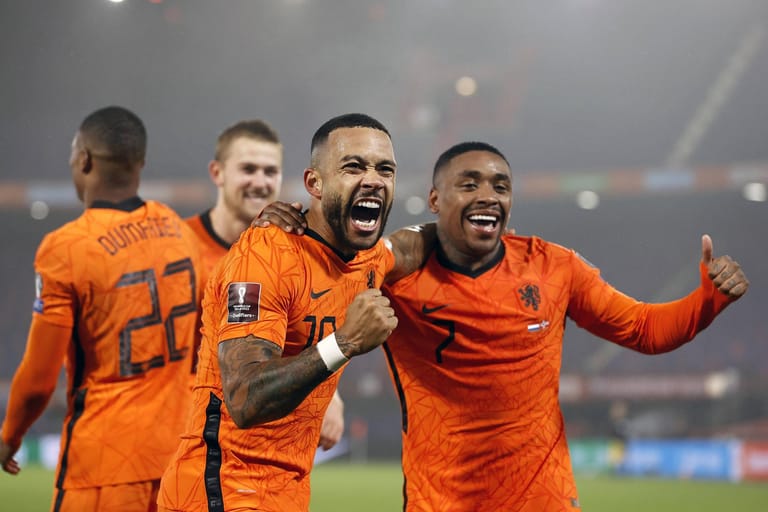 Niederlande: Memphis Depay (l.) und Steven Bergwijn sicherten sich mit "Oranje" durch ein 2:0 gegen Norwegen am letzten Spieltag im November den Gruppensieg und damit das Ticket für Katar.