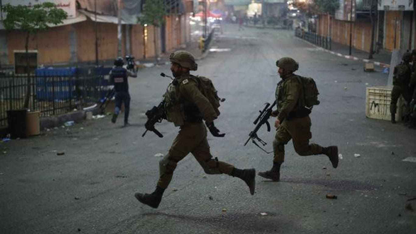 Israelische Soldaten während eines Einsatzes im Westjordanland (Archivbild).