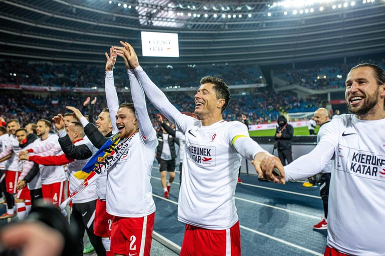 Polen: Wie Portugal qualifizierte sich auch Polen mit Bayern-Star Robert Lewandowski (2.v.r.) über die Playoffs für Katar. Anders als die Portugiesen mussten die Polen jedoch nur ein zusätzliches Match bestreiten, da Russland wegen des Ukraine-Krieges von der Playoff-Teilnahme ausgeschlossen wurde. Polen schlug Schweden mit 2:0.