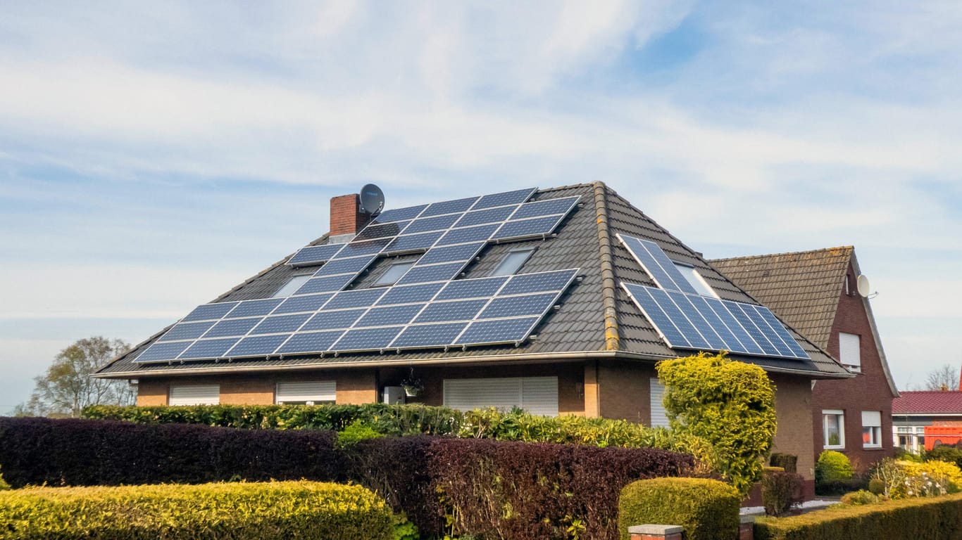 Solaranlage auf einem Wohnhaus in Niedersachsen: Wird die PV-Anlage für Hausbesitzer verpflichtend?