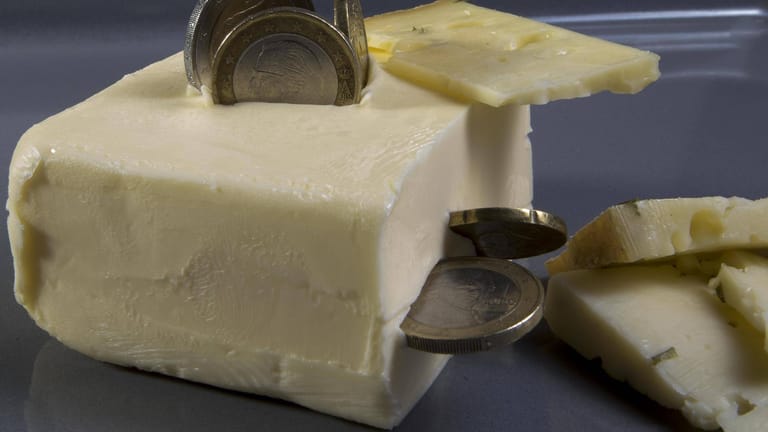 Nahrungsmittelkosten: Verbraucher müssen weiter mit erhöhten Butter- und Käsepreisen rechnen.