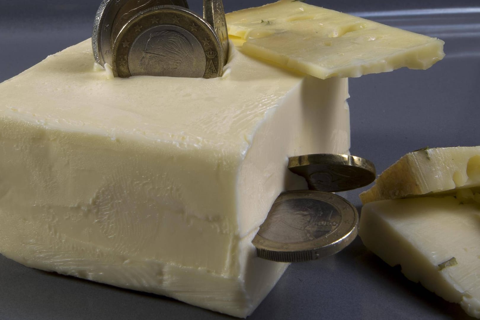 Nahrungsmittelkosten: Verbraucher müssen weiter mit erhöhten Butter- und Käsepreisen rechnen.