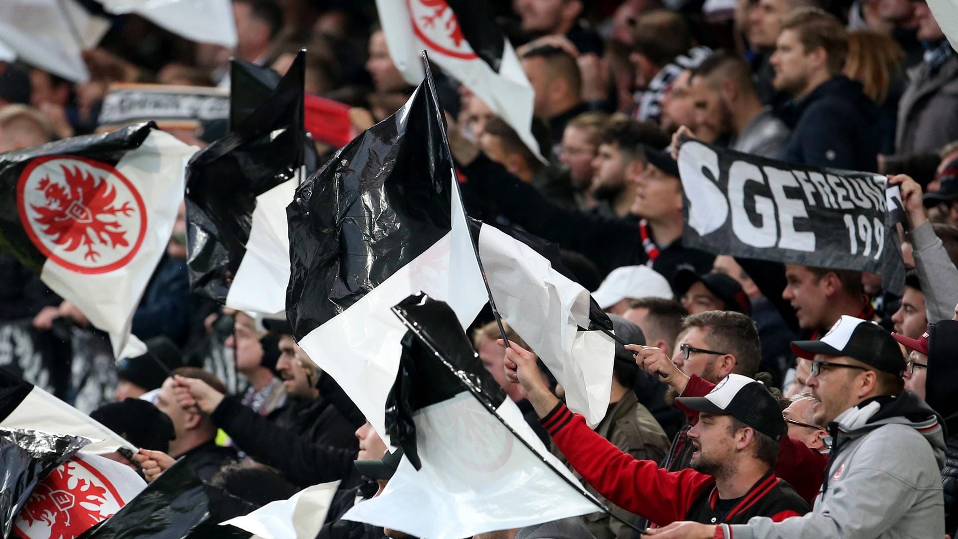 Fans von Eintracht Frankfurt: Schon gegen Fürth ist wieder eine volle Auslastung erlaubt, gegen Barcelona wird das Stadion erstmals seit mehr als zwei Jahren wieder komplett ausverkauft sein.