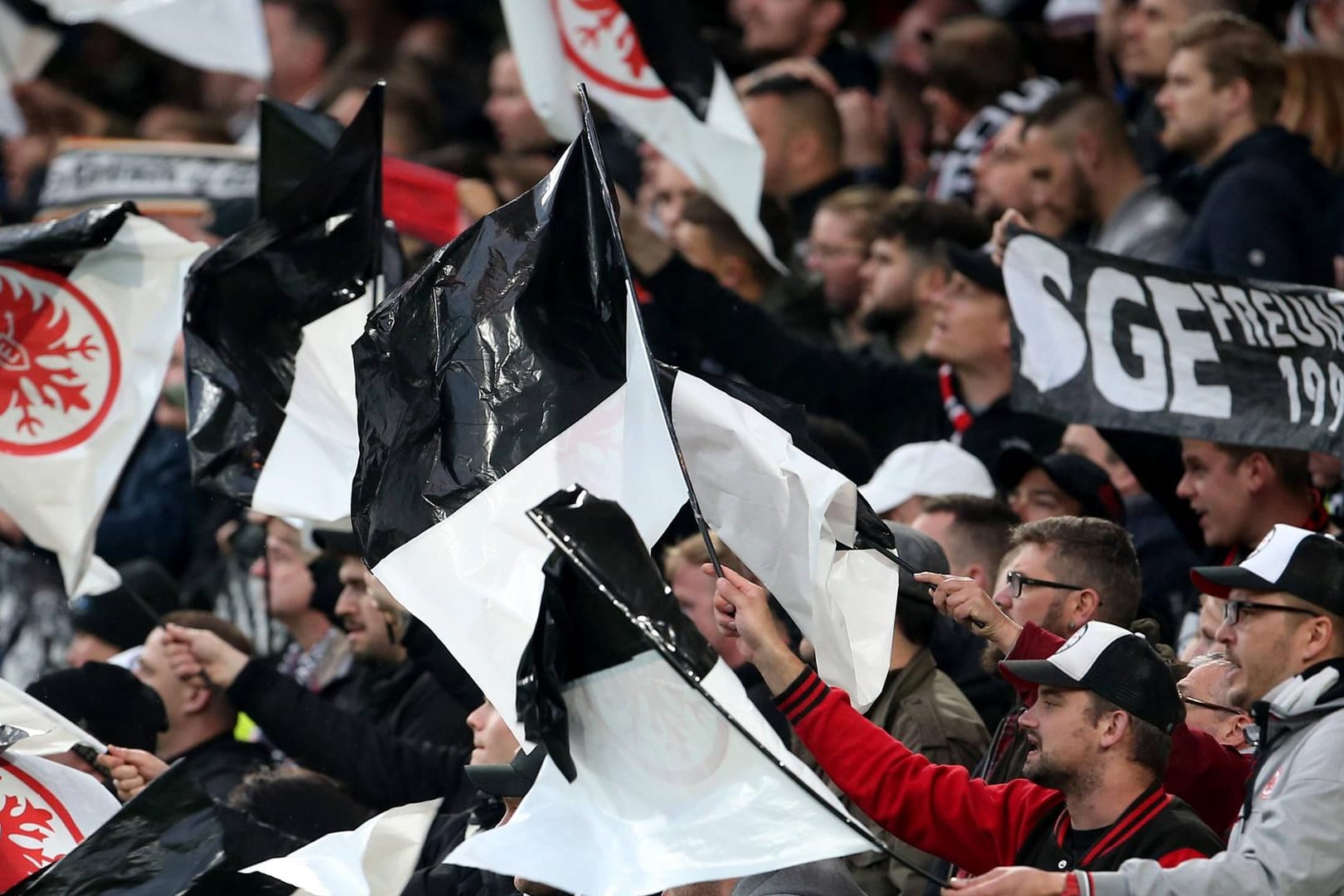 Fans von Eintracht Frankfurt: Schon gegen Fürth ist wieder eine volle Auslastung erlaubt, gegen Barcelona wird das Stadion erstmals seit mehr als zwei Jahren wieder komplett ausverkauft sein.