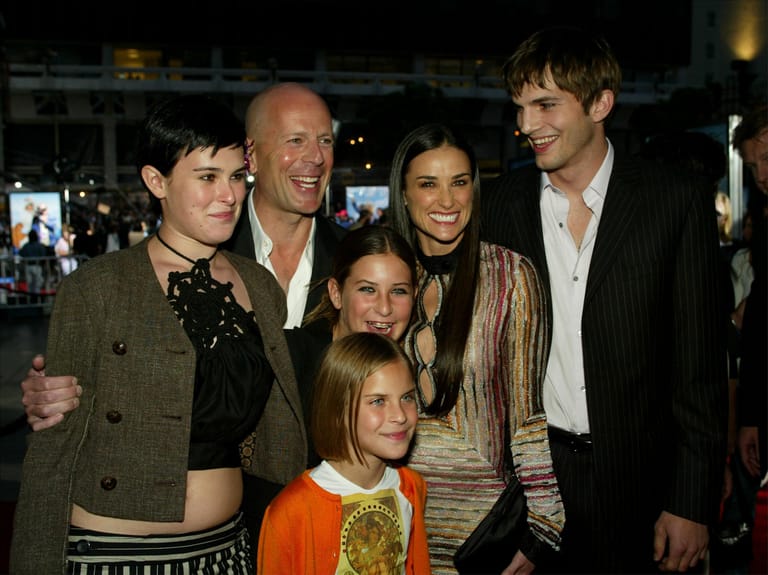 2003: Ein strahlendes Familienfoto von Bruce Willis, seinen Töchtern Rumer Willis (links), Scout LaRue Willis (mitte), Tallulah Belle Willis (unten) und seiner Ex-Frau Demi Moore zusammen mit ihrem neuen Freund Ashton Kutcher (rechts).