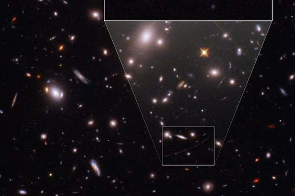 Der Stern mit dem Namen "Earendel" liegt hinter einem Galaxienhaufen, der als Gravitationslinse dient.