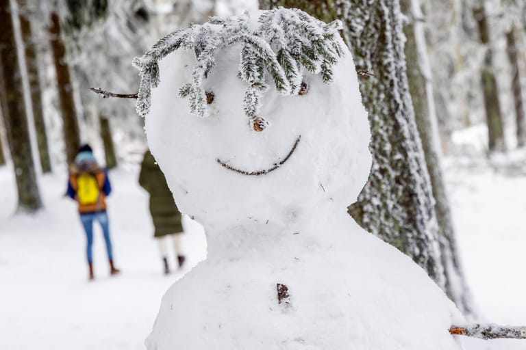 Der Frühling macht auch in NRW erst mal wieder eine Pause (Symbolfoto): Dieser Schneemann stand im Taunus in Hessen – ganz so winterlich wird es in Köln mutmaßlich nicht. In der Eifel soll es in der Nacht zu Freitag allerdings schon schneien.