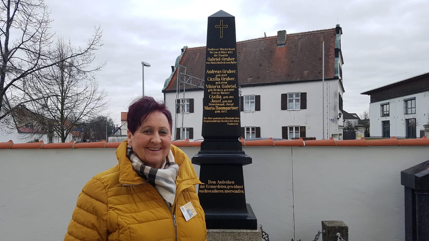 Landkreisführerin Maria Weibl vor dem Grab der Familie Gruber (Archivbild): Seit ihrer Kindheit kennt sie Mythos, Ort und Tat in Hinterkaifeck.
