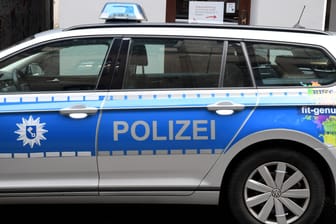 Ein Fahrzeug der Bremer Polizei (Symbolbild): Beamte haben zwei Wohnungen in Bremen durchsucht und Waffen gefunden.
