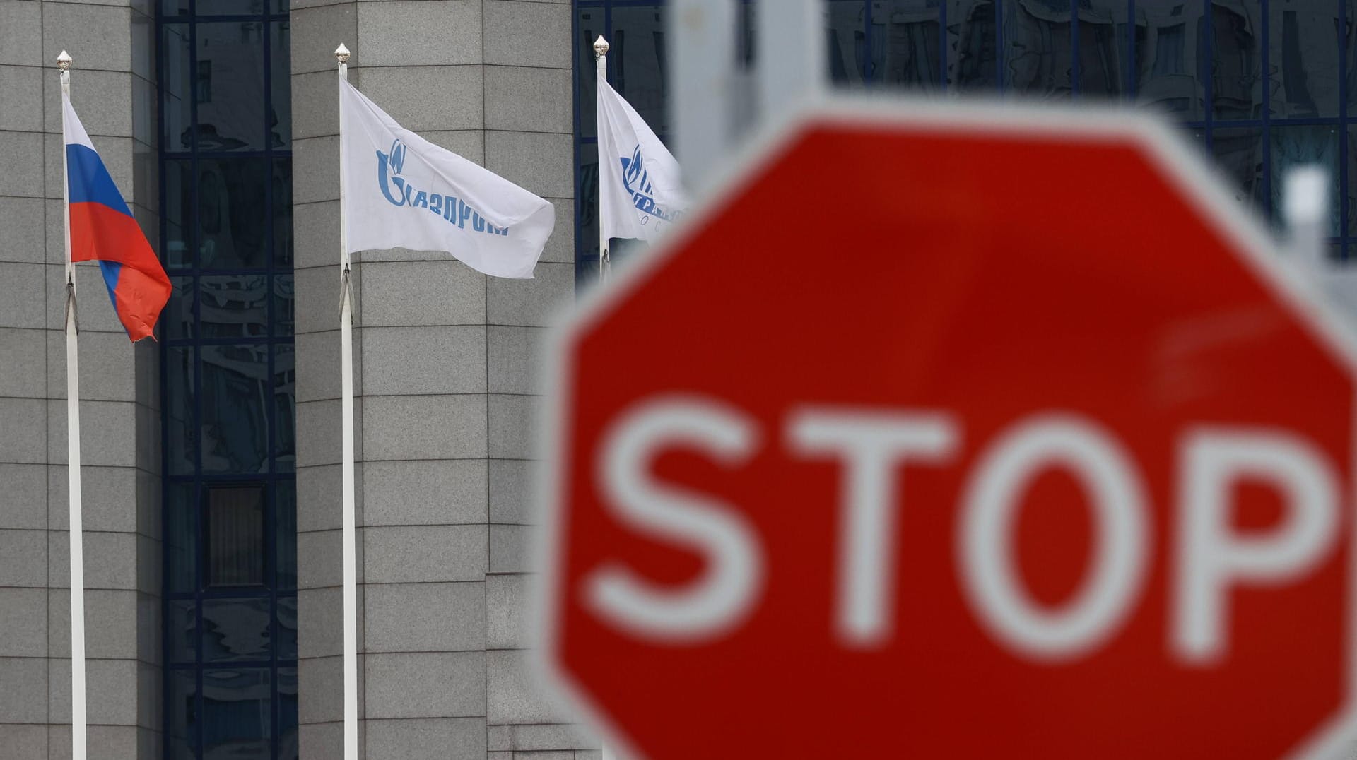 Ein Stoppschild vor dem Bürogebäude von Gazprom: Laut Medienberichten prüft der Gaskonzern die Optionen eines Lieferstopps.