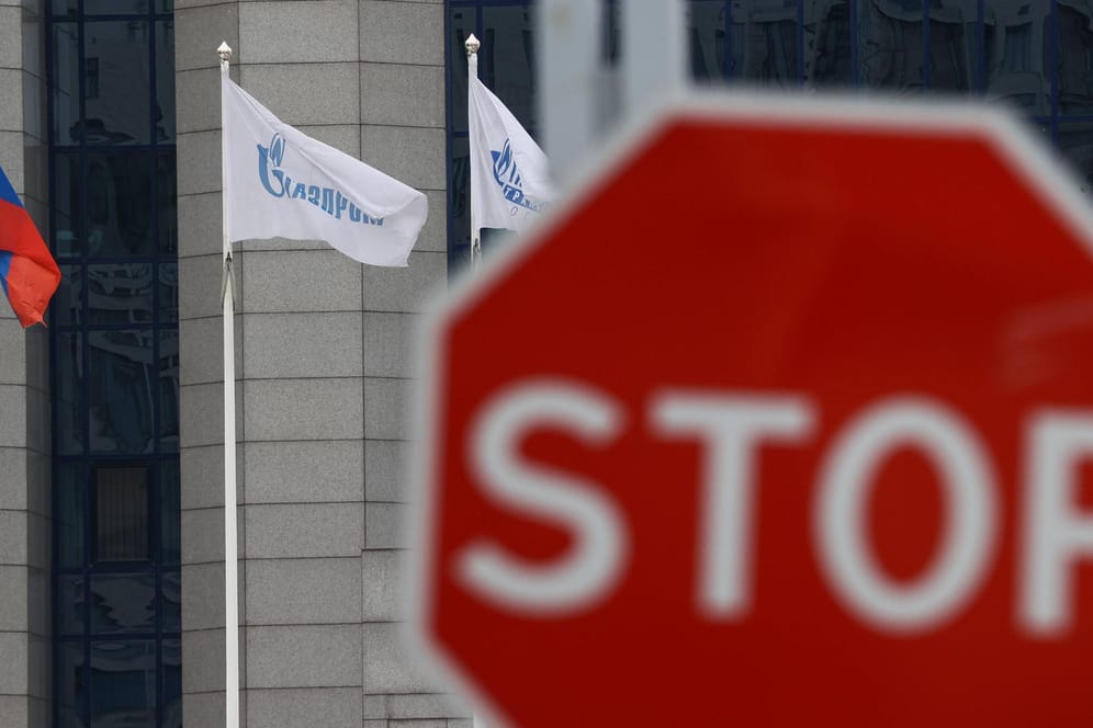 Ein Stoppschild vor dem Bürogebäude von Gazprom: Laut Medienberichten prüft der Gaskonzern die Optionen eines Lieferstopps.