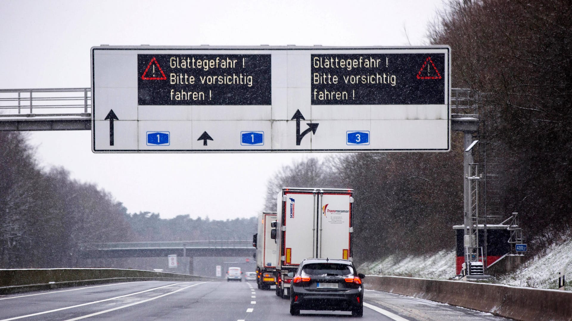 Warnschilder "Glättegefahr" auf der Autobahn (Archivbild): In den kommenden Tagen wird es nochmal winterlich. Warnschilder "Glättegefahr" auf der Autobahn (Archivbild): In den kommenden Tagen wird es nochmal winterlich.