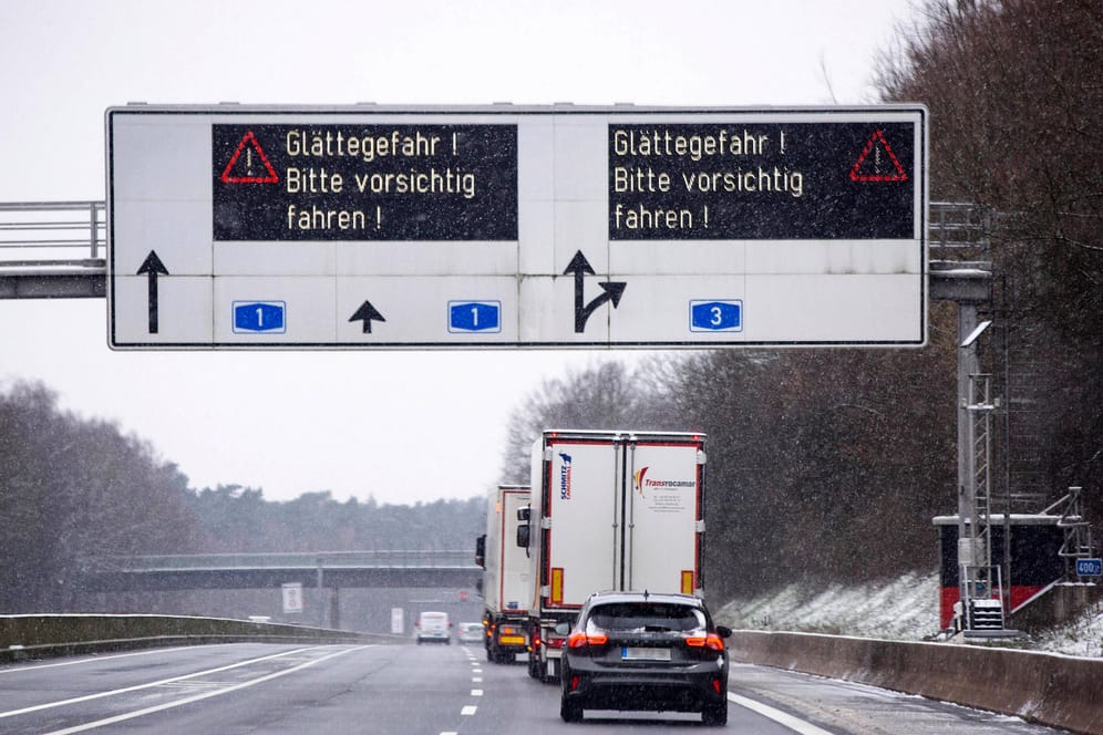 Warnschilder "Glättegefahr" auf der Autobahn (Archivbild): In den kommenden Tagen wird es nochmal winterlich.
