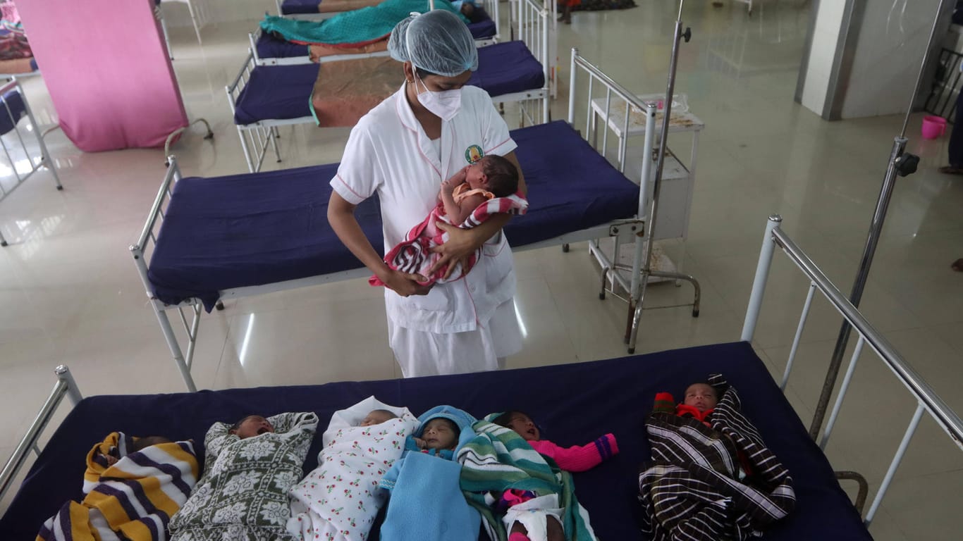 Neugeborene in einem indischen Krankenhaus (Symbolbild): Eine besondere Geburt in Madhya Pradesh macht gerade Schlagzeilen.